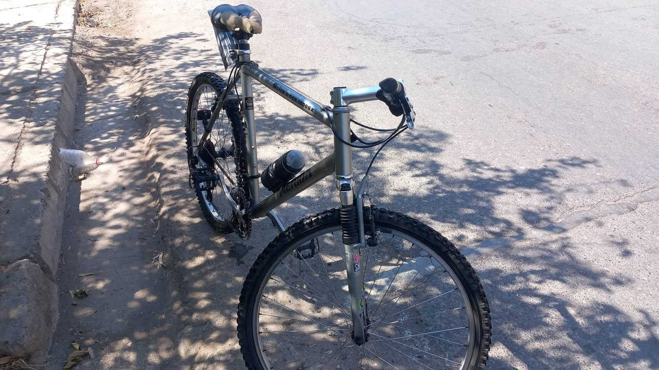 🚲 دراجة جبلية ميريدا (Merida Slick Rock 1200SX) بحالة ممتازة
​الوصف العام:
دراجة جبلية (MTB) من البراند العالمي المعروف Merida، موديل Slick Rock 1200SX. دراجة قوية ومتينة مصممة للتحمل والقيادة السلسة على مختلف أنواع الطرق (المعبدة والوعرة).
​⚙️ أهم المواصفات والمميزات:
​الهيكل: فضي ألومنيوم/صلب قوي وخفيف الوزن بتصميم كلاسيكي متين.
​المساعدين (التعليق): مساعد أمامي (Front Suspension) لامتصاص الصدمات واهتزازات الطريق.
​نظام السرعات: تروس متعددة (3 أطباق أمامية + مجموعة خلفية) لتغيير السرعات بسلاسة وصعود المرتفعات بسهولة.
​المكابح: فرامل حافة (V-Brakes) استجابتها سريعة وسهلة الصيانة.
​الإطارات: كفرات جبلية مضلعة (مقاس 26) بحالة جيدة جداً وتوفر ثباتاً ممتازاً.
​🎒 الإضافات والملحقات المرفقة:
​رفرف خلفي للحماية من الأتربة والمياه
​حامل قارورة ماء مثبت على الهيكل 
​📌 الحالة والسعر:
​الحالة: مستعملة بحالة جيدة جداً وجاهزة للاستخدام الفوري.
​السعر المطلوب:[130 الف قابل للمفاوضة]
​ التواصل: ***********
