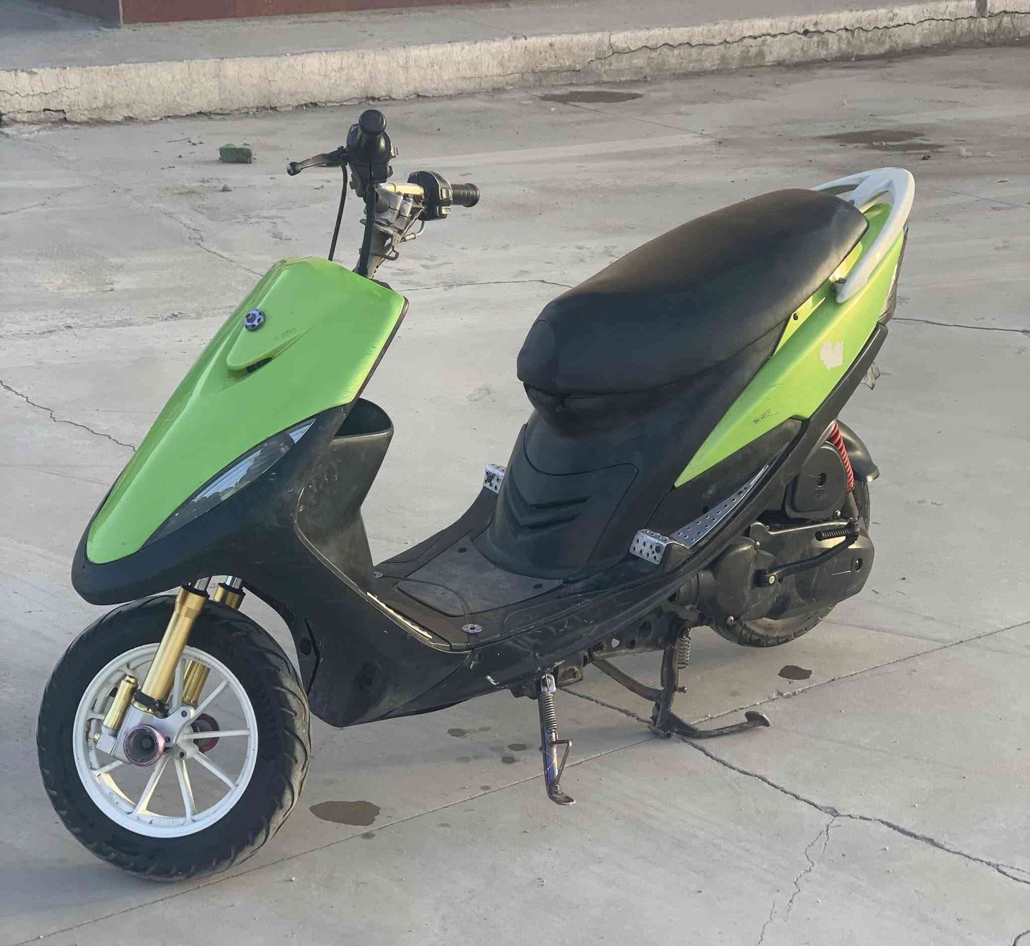 سلام عليكم دراجه ماكس عدله للبيع بوشه بلاديه ٤٩ دراجه حلوه ومال جناي يعني من اشتريتهه من الوكيل عندي هيه جانن بيهه كفرات لون رصاصي بلاديات بس بعتهن بكان الدرجه بصره معقل سعر ٧٠٠وبيه مجال رقم موبايل ***********
