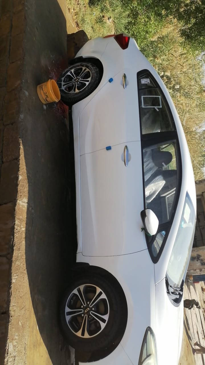 السلام اعليكم سيراتو للبيع موديل 15 بيها بس رشات صبغ الهلال وجاملغ المامي نص منه رقم انكليزي بسمي جاهزه السياره السعر 123 وبيها مجال رقم ***********
