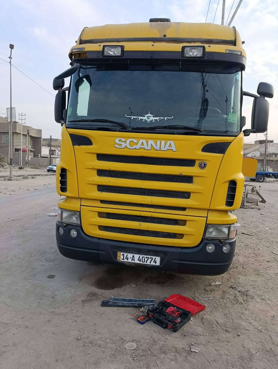 السلام عليكم للبيع اسكانيه بومه ٢٠٠٥سنويه اكرين عليه جهاز ألماني (HMF موديل ٢٠٠٣ / ١٣طن) اربع أسليت دهن رجلين مخالف طلقتين تخم تاير رقم انكايزي جديد بسمي
السعر (٥٥٠ خمس دفاتر ونص)( وبيه  مجال أستفسار مكاني ديوانيه /***********/***********
