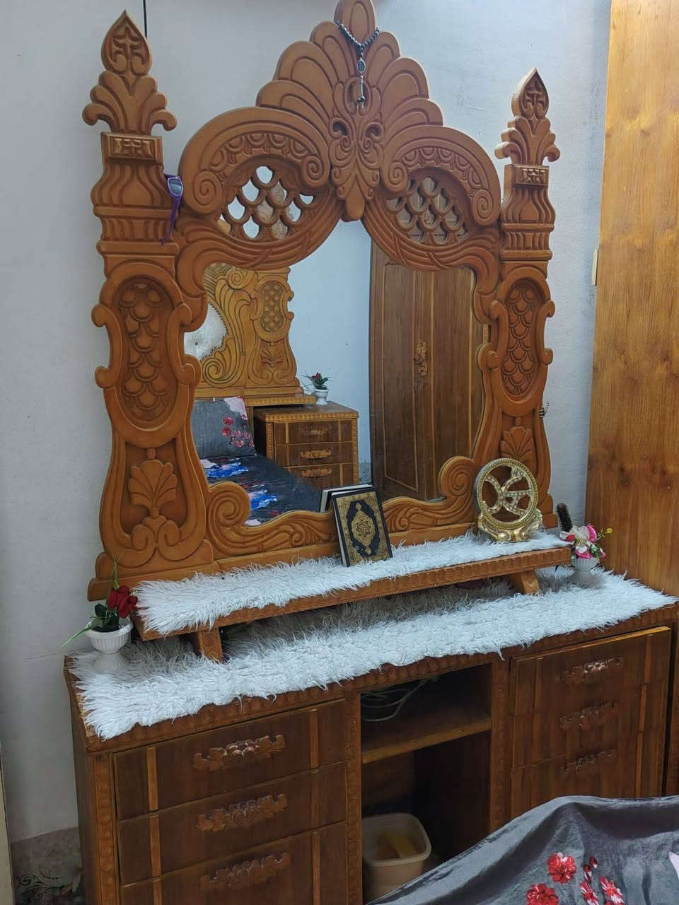 غرفه نوم للبيع جديده بعده كامله اي نقص مابيه سعره 750وبيه مجال شي قليل ***********
