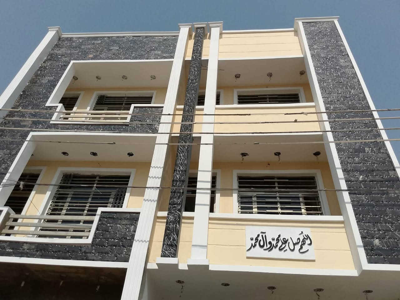 سلام عليكم
خلفة لبخ متفرغ حاليا شغل درجه أولى 

واجهيات فول بورسلين تطعيم شغل فول 

بأسعار مناسبه كلش كرسته وعمل او بس عمل 

مكانه البلديات 

وهاذه رقمه 

***********
