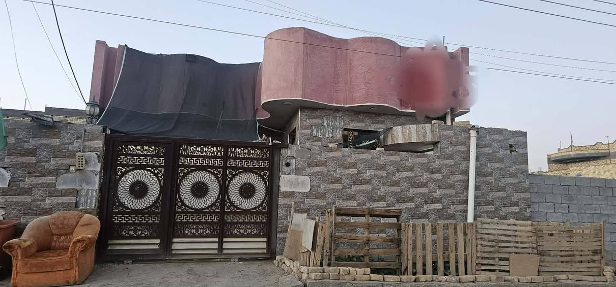 بيت مساحه 200بضهر محطة عبدالحسن ملاغي مباشرة مشمول بتطويب وبيه معامله يتكون من غرفتين وصاله واستقبال ومطبخ مفتوح عل صاله حمام داخلي ومنور صحيات خارجيه كارج سياره جبير رباط راظي وطابوك القلعه صب السقف السطح شتايكر ارظيه بورسلين تركي ازارات هندي بيت جديد بناء الاستفسار الاتصال عله الرقم ***********  خالد العبودي
