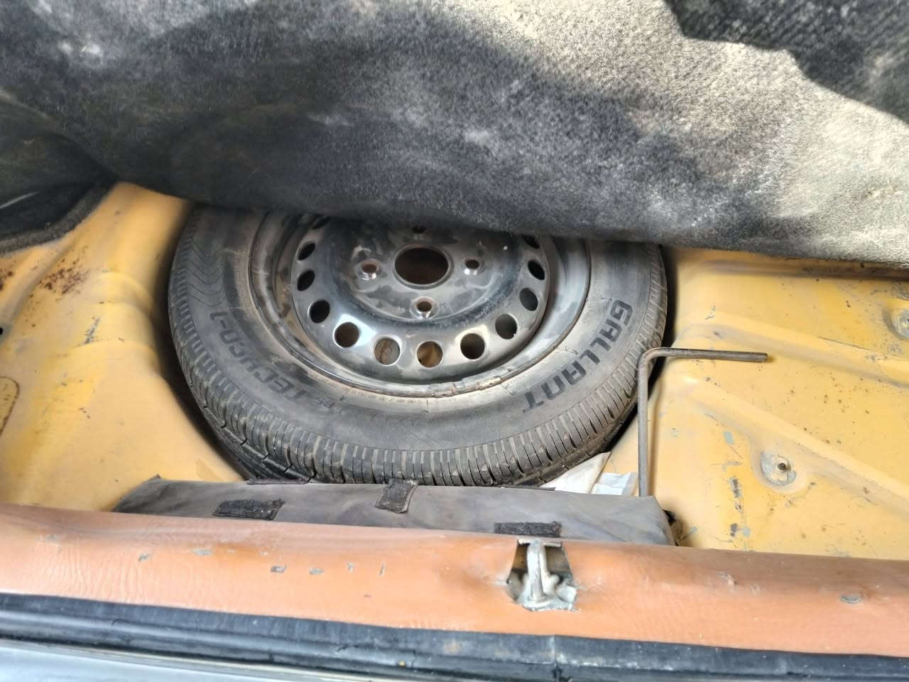 بعد التحيه 🌹
2015 
ماشيه 114 الف من الشركه عد أبن عمي السياره بأسمي بيها جاملغ سايق مبدل وفطر شاصي جهه السايق بعده أصلا مامصلح 
مكينه وكير درجة أولى 
بطنها جديده تراي وين يعجبك 
السعر 43 $ 
مكاني الامين الثانيه 
للاستفسار ***********
