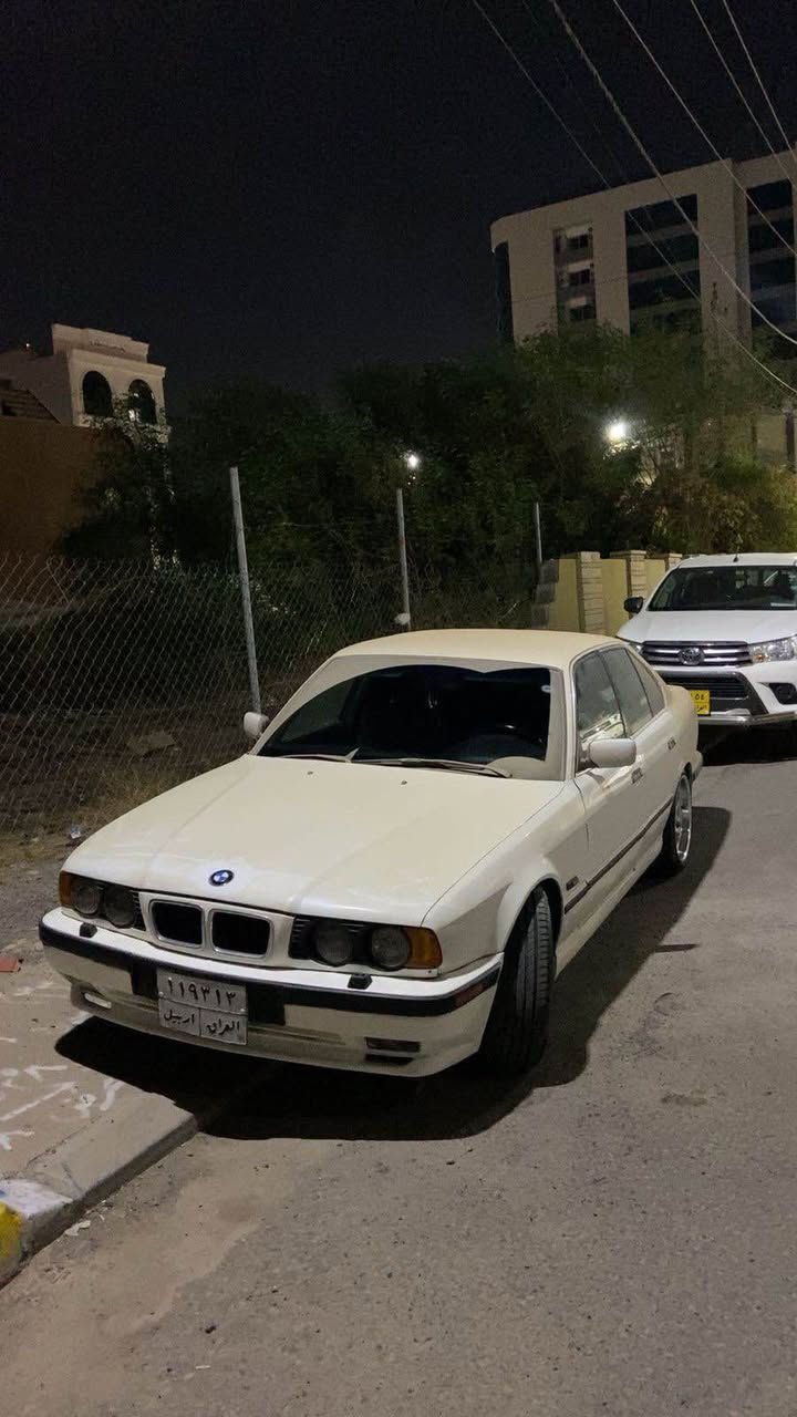Bmw e34 1992  525i ماسەفات امریکی بیلاد گێر عادییە تاخم وەیار 413تەبریدە دەبل ایرباگ ناو غورفەی کامک کراوەتە ٩٥بیلاد پەردەیەکوشین جلدو شامۆیە کوشین هیتەرە سیستەمی گەرم کەرەوەی ebasloبیلادی تێدایە  بە نسبەت سبوغ پێنچ پارچەی بۆیاغە  هەیە شانسیو سەرە دەبلی بەشەرت گێرو مەکینە مەزبوتە مەکینە تاک دیجیتالە بەردی سالنسەی تێدایە کارە بایی مەزبوتە ٥ وەرەقەش غرامەی لەسەرە سەنەوی چەند مانگێکە بەسەر چوە  نرخی 55وەرەقە ماجالێکی زۆر کەمی تێدایە زانیاری کاملم نوسییە مشتەری تەلەفۆن بکە *********** أربيل, العراق
