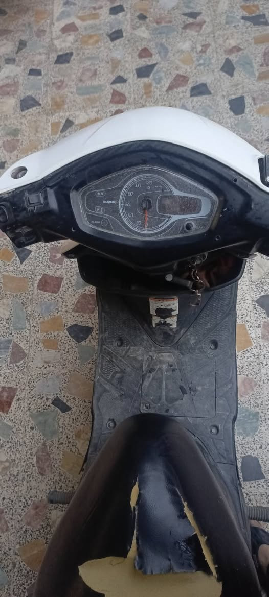 السلام عليكم ادرس (نوزل)  للبيع دراجة نظيفة ومرتبة عوزه شغلات بسيطة وتكمل شادله تاير جديد مصار هواي لونه الاصلي حليبي والكفرات البقية تجاري مكاني كوت خاچية شارع اربعيين سعره ٥٢٥ للاستفسار الاتصال على هذا الرقم والشراي بي خير ويدلل ***********
