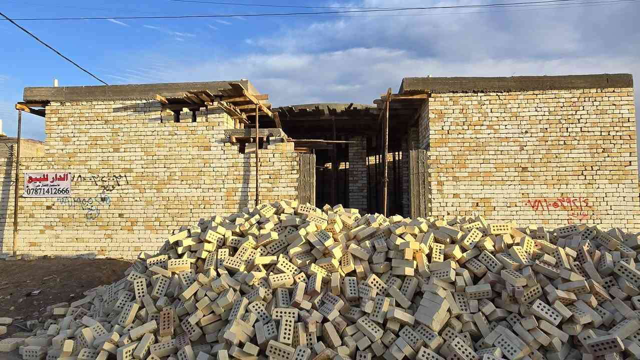 سلام عليكم هيكل للبيع مساحه ١٠٠ متر واجهه ٧.٥ونزال ١٣.٣٤ ركن علا شارعين بنيان درجه اولى  العنوان شارع الحولي مجمع الزهراء السكني ثالث شارع  موقع مميز الاستفسار ***********
