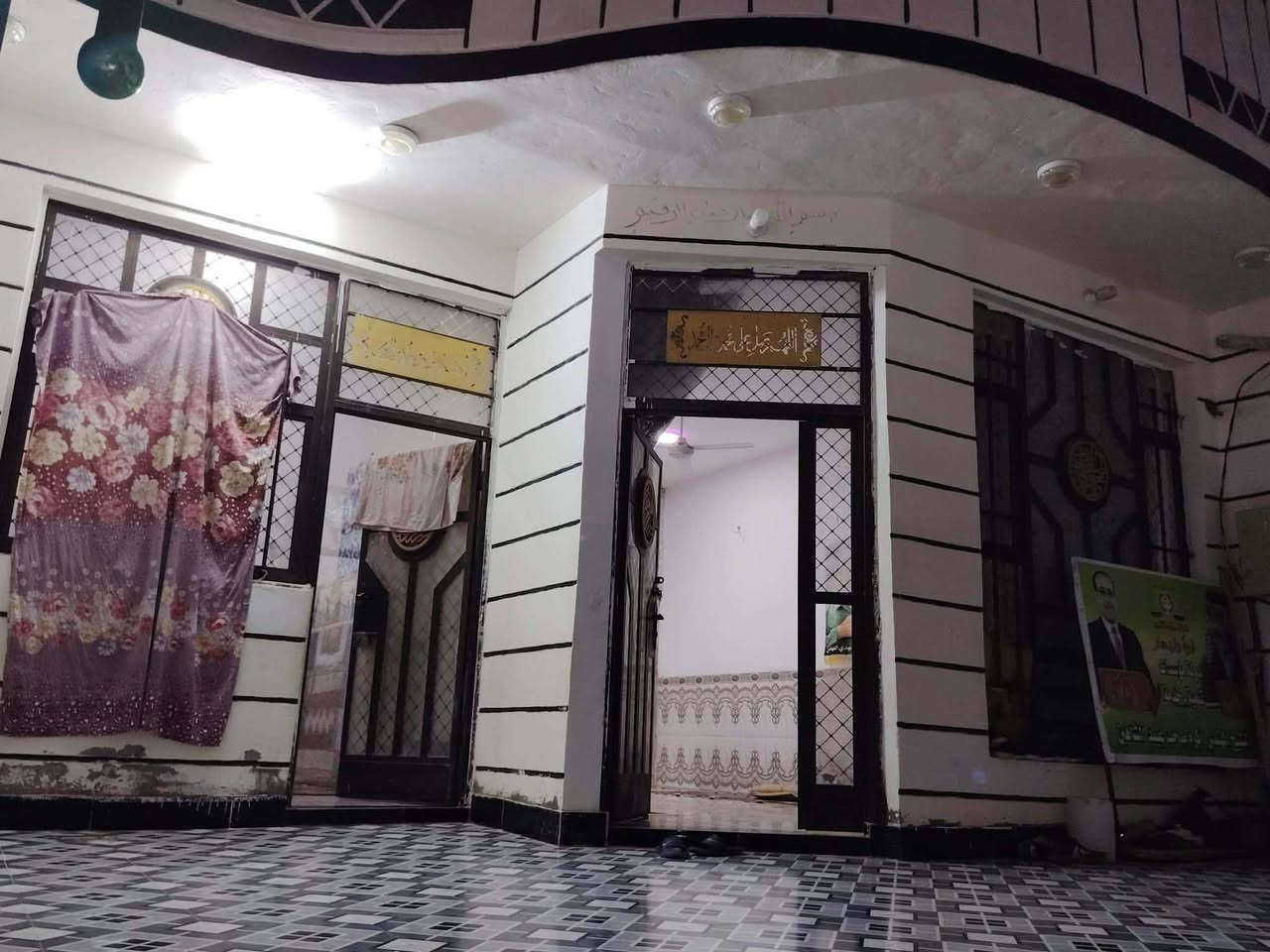 يالله بيت للبيع بحواس شارع حسينية البتول يبعد ع شارع 200 متر مساحه 150 كامل مكمل ستقبال مطبخ صاله غرفتين نوم  ***********
