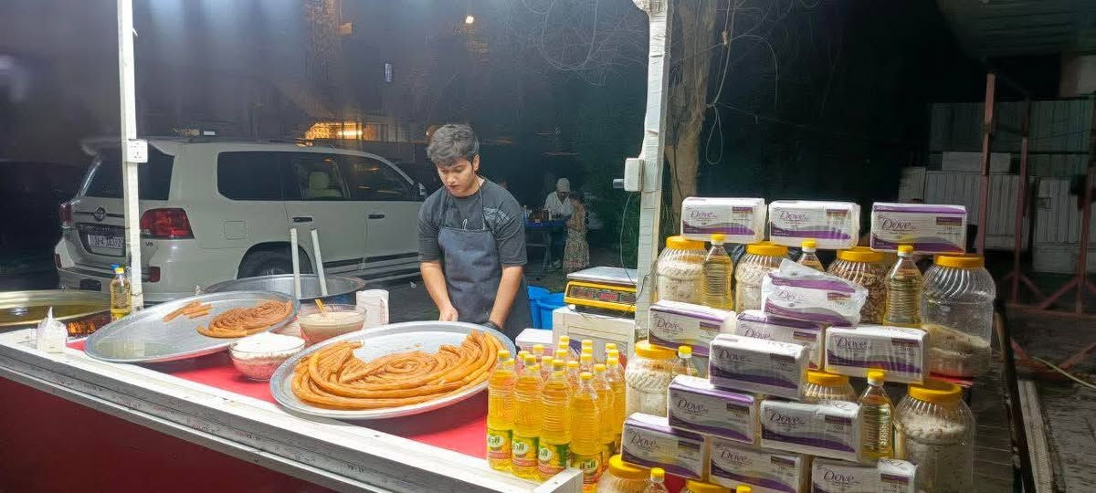 عربة حسن الشهيرة للداطلي واللبن
بما انو الاجواء الشتوية رجعت اقتحمتنا من كل الاتجاهات والشتاء مناوي يودعنا ضروري داطلي حار
اليوم جبتلكم شخص يشتغل الداطلي بكل احترافية واهم شي كدام العين والنظافة هي الي تحكم 
العجينه هشه وطرية من الداخل وكرسبي ومقرمشةمن الخارج والزيت كدامكم شلون نظيف واهم شي من تاخذون كلوله دارينه بالراشي والمبروش
وحاليا ضايفين عصائر طبيعيه فريش كدام العين من الشجره للخلاط
منو مجربهم 
عنوانهم شارع فلسطين تقاطع النخله مجاور مطعم علي شفي
وتوصيل متوفر   
***********
