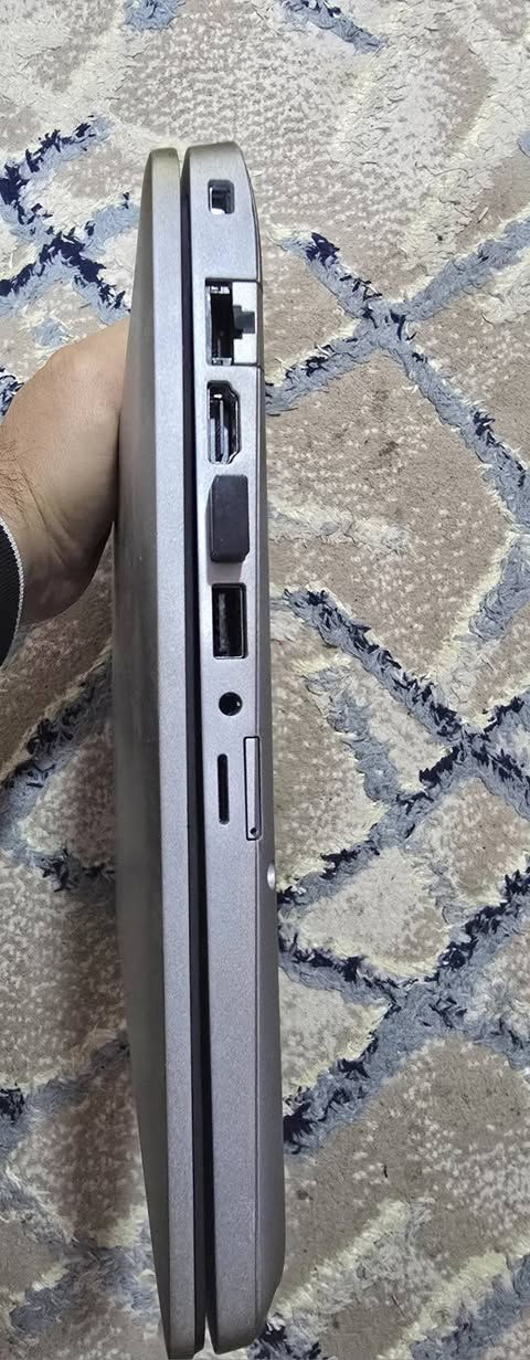 لابتوب Dell Core i5 الجيل العاشر بيع ب350 الف او مراوس بلابتوب اعلى مواصفات وانطي فرق ... 
 (شاشة لمس) - نظافة فائقة
​المواصفات التقنية:
​المعالج: Intel Core i5 الجيل العاشر (10th Gen)، أداء سريع جداً ومستقر.
​الشاشة: 13 إنش Touch Screen (لمس)، دقة ألوان ممتازة وحجم مثالي للتنقل.
​الذاكرة: 256 GB SSD (هارد سريع جداً).
​الرام: 8 GB.
​اللون: سلفر (Silver) أنيق جداً ونظافة الجهاز 100%.
​البطارية: ممتازة وتصمد 3 ساعات وأكثر من العمل المتواصل.
​الملحقات: الشاحنة الأصلية الوكالة.
​المكان: الأنبار - الرمادي.
​المراوس: متاح المراوس بلابتوب او تابلت لكن مواصفات اعلى وانطي فرق  (حسب القناعة).
​التوصيل: لا يوجد توصيل، الفحص والاستلام المباشر في الرمادي حصراً.
​للتواصل والاستفسار:
اتصال: ***********
