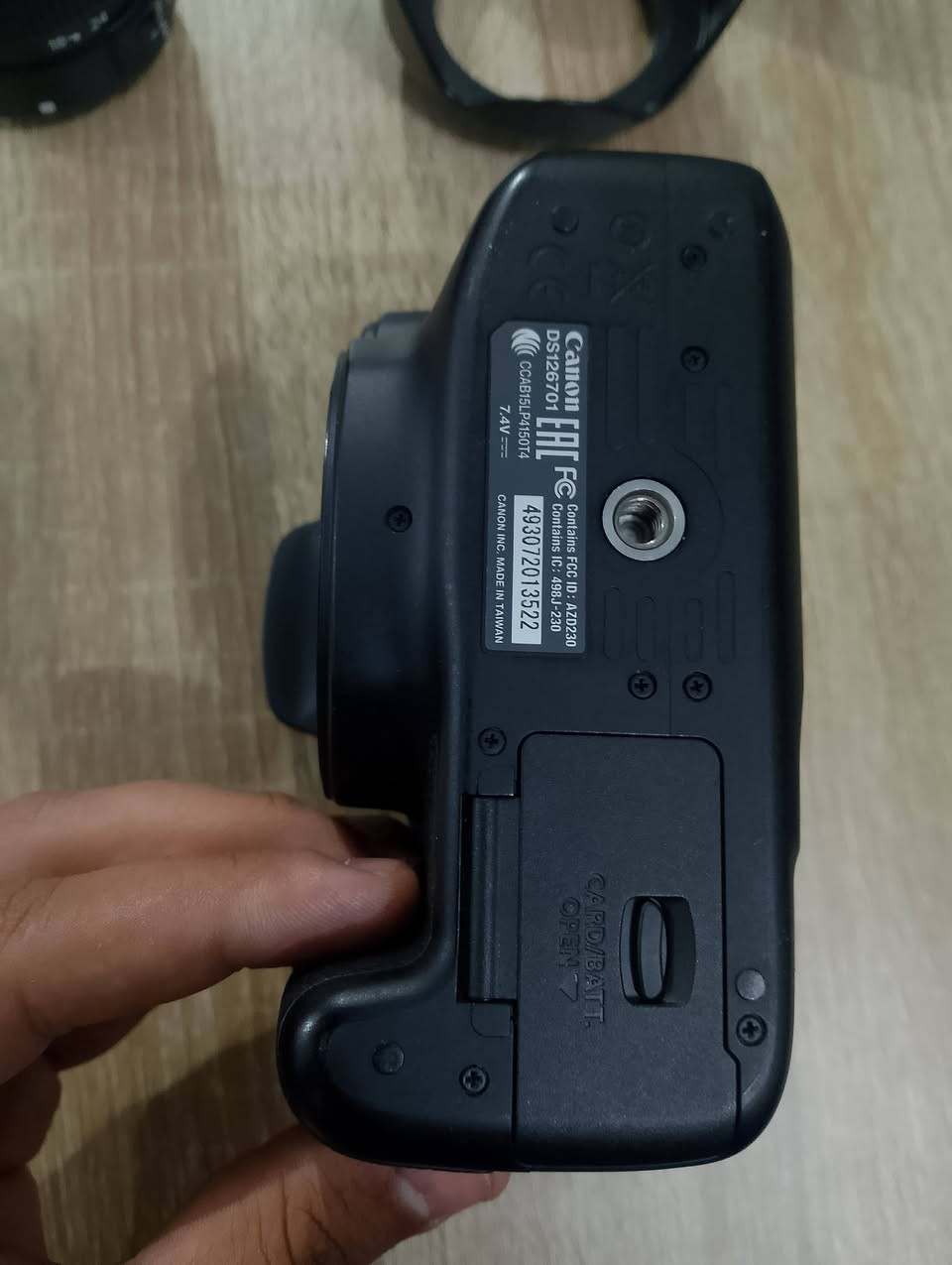 كانون EOS 4000D     | يوجد توصيل |

المواصفات 
1. الدقة 18 ميگا بكسل 
2. الايزو 6400 قابل للتوسعه 12.200 
3. البطارية تنطيك 500 صورة بالشحنة الوحده
4. المستشعر ABS - C
5. دقة الشاشة 230 الف نقطة 
6. اوتو فوكس 9 نقاط 
7. سنة الاصدار 2018 
8. الكامره تدعم الواي فاي لنقل الصور 
ويوجد تطبيق خاص بالكامره 
9.العدسة 18 - 55 الاصدار الثالث III
فتحة العدسة 3.5 
مع غطاء العدسة الخارجي للحماية 

تصوير الفيديو : 
على 24 فريم تنطيك 1080
على 30 فريم تنطيك 1080
على 60 فريم تنطيك 720
تنطيك تصوير مستمر ل 30 دقيقة 
مع امكانية التحكم بتعريض الفيديو ايزو شاتر فتحة عدسة الخ..

والشاحنة الاصلية موجوده مع كيبل الشحن 
اضافة الى الهود والحقيبة ورام 32 وحزام الكتف 
النظافة 95% اذا مو 100% 

الاستخدام : الكامره اشتريتها بتاريخ 2026/4/20
وما صورت بيها الا تصوير شخصي + تخرج اخوي فقط يعني شترها ما عابر ال 10K 

:::: السعر :-       260 ألف وبي مجال بسيط    :::::::
أو مراوس كانون
1200D
650D
600D
550D
100D
60D
(( أي وحده عندك من هذني اراوس وياها ))
والتوصيل عليه وين ما جنت بالعراق

اذا تحب تتواصل على الواتساب : ***********
