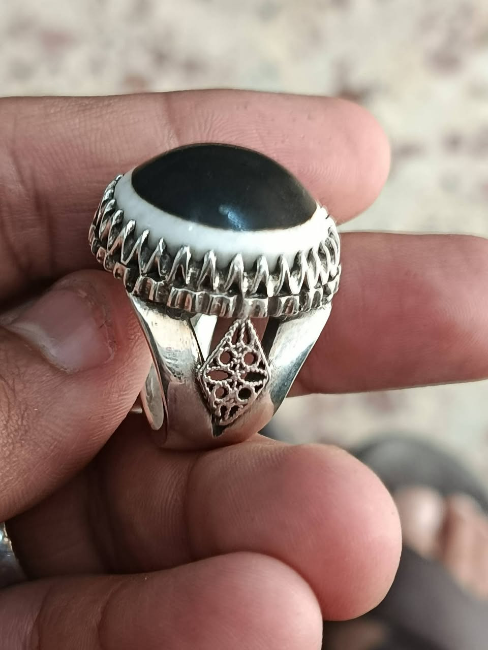 جزعه يمانيه عين صريحه
صياغه يدويه ثقيله 
وزن الخاتم 35 غرام 
قياس الخاتم 24 
محبس تكمه  صوره وصوت 
***********
الامين الثانيه  /بغداد 
السعر 200 الف يوجد توصيل
