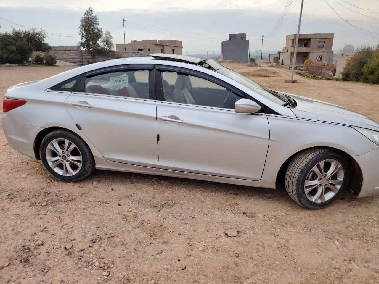 السلام عليكم سوناتا 2011مضلع فول مواصفات 1/1 عدا البصمه  للبيع ومراوس بسياره حمل
السياره بيها ضرر ثلاث قطع  تبديل اصلي 
جاملغ امامي وباب خلفي وبونيد بدون دواخل
السياره رقم ادهوك باسم اخوي شرط الوكاله والتحويل 
. محرك 2400دوش المرغوب
. محرك وكير شرط
. تبريد تدفئه شرط
. كهربائيات كلها شغاله
. حساسات خلفي 
. تحكمات استيرن
. مري شفط
. بانوراما  سياره كلشي بيها جاهز ما تصرف عليها ربع
مكان السياره /ناحية القياره/قرية العوسجه 
رقم المبايل ***********
سعر السياره 110 وبيها مجال
