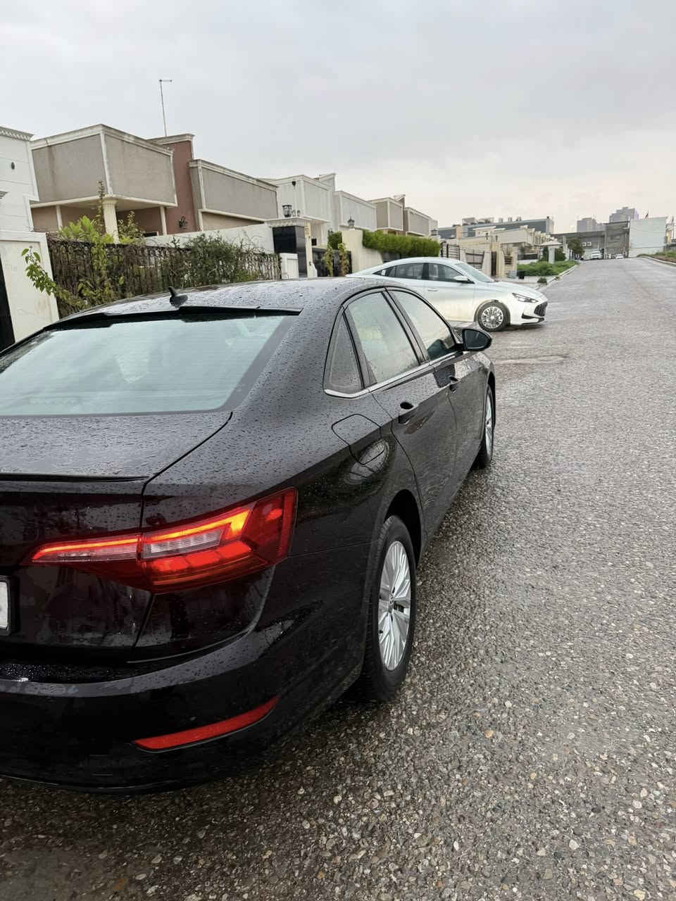 فولكس واكن جيتا موديل ٢٠١٩ مواصفات s وارد امريكي لون اسود بيها قطعة صبغ بونيد بدون دواخل ايرباك استيرن وبردة طاك بيها شبر تعديل وبيها شبر بالصندوق صبغ ماشية ٩٠ الف ميل سعر ١٢٥ ورقة وبيها مجال صور الحدث مرفقه مع الصور مكان السيارة اربيل 
رقم الهاتف 
***********
***********
