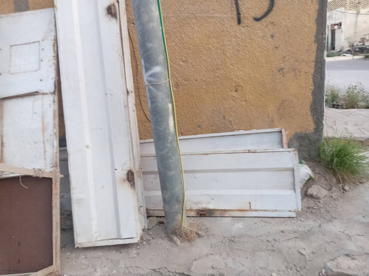 الحديد للبيع أبواب زائد ملحقاتها ***********
