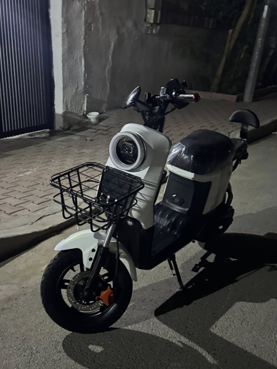 R9

السلام عليكم

للبيع دراجة R9 حالة نظيفه 

موديل 2025 

بدون شخوط

كفرات بلاديه 

بدون ضربه 

لايتات LED+ لايتات زينون+اضاءات تحتيه

شاشه تحديد اعطال

السرعه 60 حقيقي

تمشي من 30-40 كيلو 

بطاريات دبل بعدها جديده 

بريكات دسك دهن (امامي خلفي)

سويج بصمه سعره 

كل الغراض بلاديه 

دبلات خلفي غاز عدد ثنين 

دبلات امامي هيدروليك 

رجوع خلفي R

السعر 450,000 الف وبيها مجال بسيط جداً 

مكان بغداد***********
