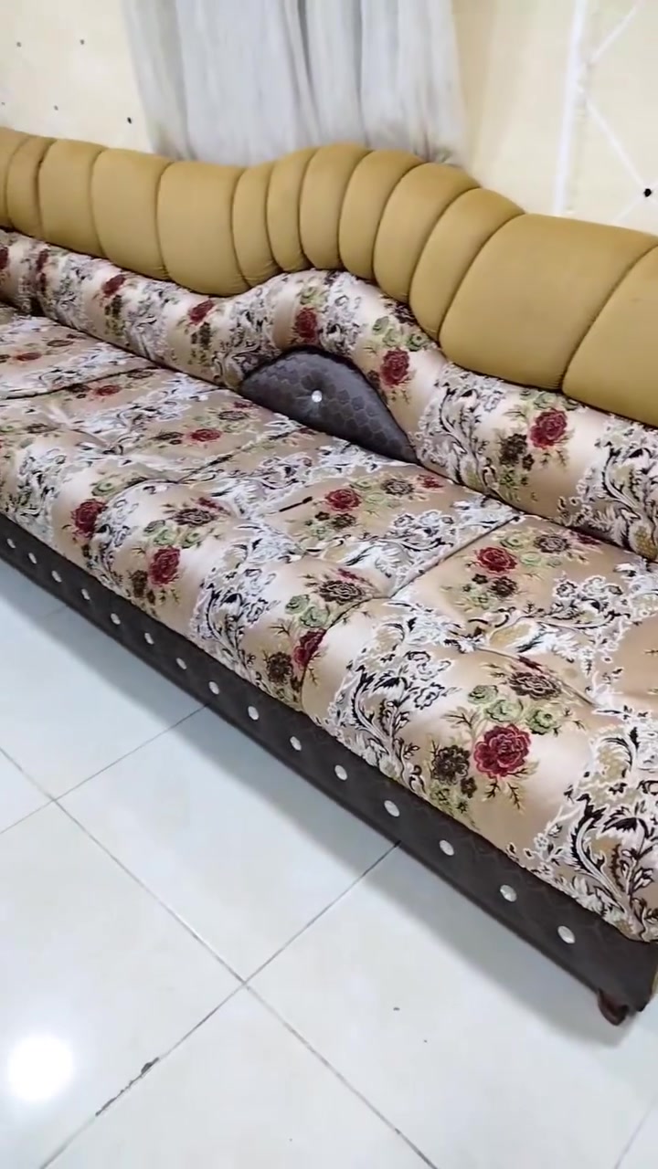 للبيع 
ديوان 12 متر زاويتين 6 قطع 14 مقعد خشب عراقي ثقيل جداً 
***********
***********
