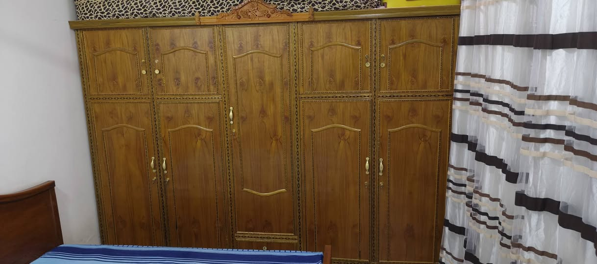 سلام عليكم للبيع سرير وكنتور  ٤٠٠  مكاني الدورة 
***********
