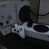 Xbox series s للبيع مساحة 512g يدة اصلية باطارية الشاحنة بطارية نضيف م...