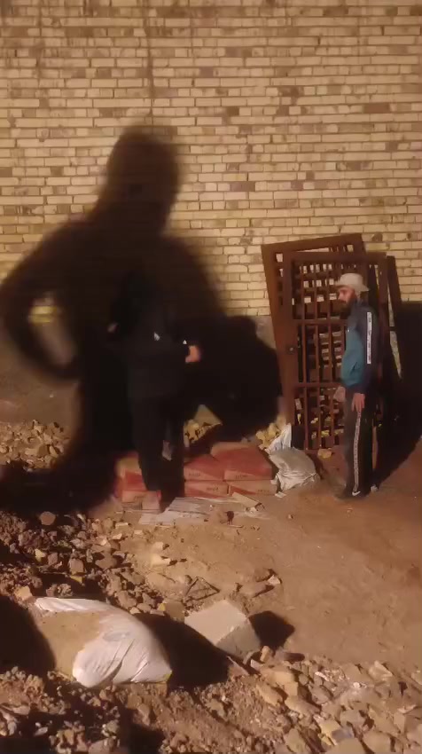 يوجد ونج تصعيد وايضا نعمل على الضهر 
تراب صطح وتصليط 
وايضا تنزيل انقاذ وكافة انواع مواد البناء 
تنضيف وترميم 
نشتغل ليل ونهار 
رمل طابوك جص سبيس حدل 
تنكير لبخ بتلو تزفيت بتلو قلع كاشي 
قلع سيراميك وايضيا صبابه 
قلع اشجار تشيل بيوت ونقل اثاث 
شد وفتح فرف عراقيه او تركيه 
***********
ميسان
