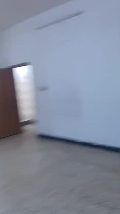 شقة للايجار غرفتين وصالة وصحيات نظيفة هذا التصوير قبل الصبغة شقة جديد بالنجف افضل مكان حي السلام شارع ٢٠ على ساحة  للايجار ٣٧٥الف السعر ***********
