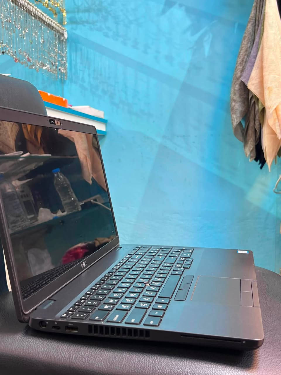 لابتوب من شركة DELL المعروفة
المعالج: Intel Core i5 (الجيل الثامن) - قوي وسريع جداً للمهام المتعددة ويدعم ويندوز 11 رسمياً رباعي النواه .
 الشاشة: بمقاس كبير 15.6 بوصة مريحة للعين ومضادة للتوهج.
 لوحة المفاتيح: كيبورد كامل يحتوي على أرقام جانبية (تصلح لأعمال المحاسبة والإكسل) مع زر التوجيه السريع (Trackpoint).
 كارت الشاشة: Intel UHD Graphics 620 المدمج (ممتاز للأعمال والتصفح وبرامج التصميم الخفيفة).
 الخصوصية: كاميرا ويب مزودة بغطاء حماية يدوي مدمج لإغلاقها في أي وقت.
الجهاز نظيف جداً وعلى الفحص وممتاز جداً للطلاب والموظفين وأصحاب الأعمال.
يجي وياها الشاحنة الاصلية + ماوس + حقيبة 

للتواصل:-***********
