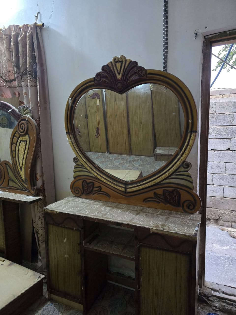 اسلام عليكم غرفه مناسبه جدا مستعمله
مثل ناموضح بلصور عوزه تلحيضات 
***********
