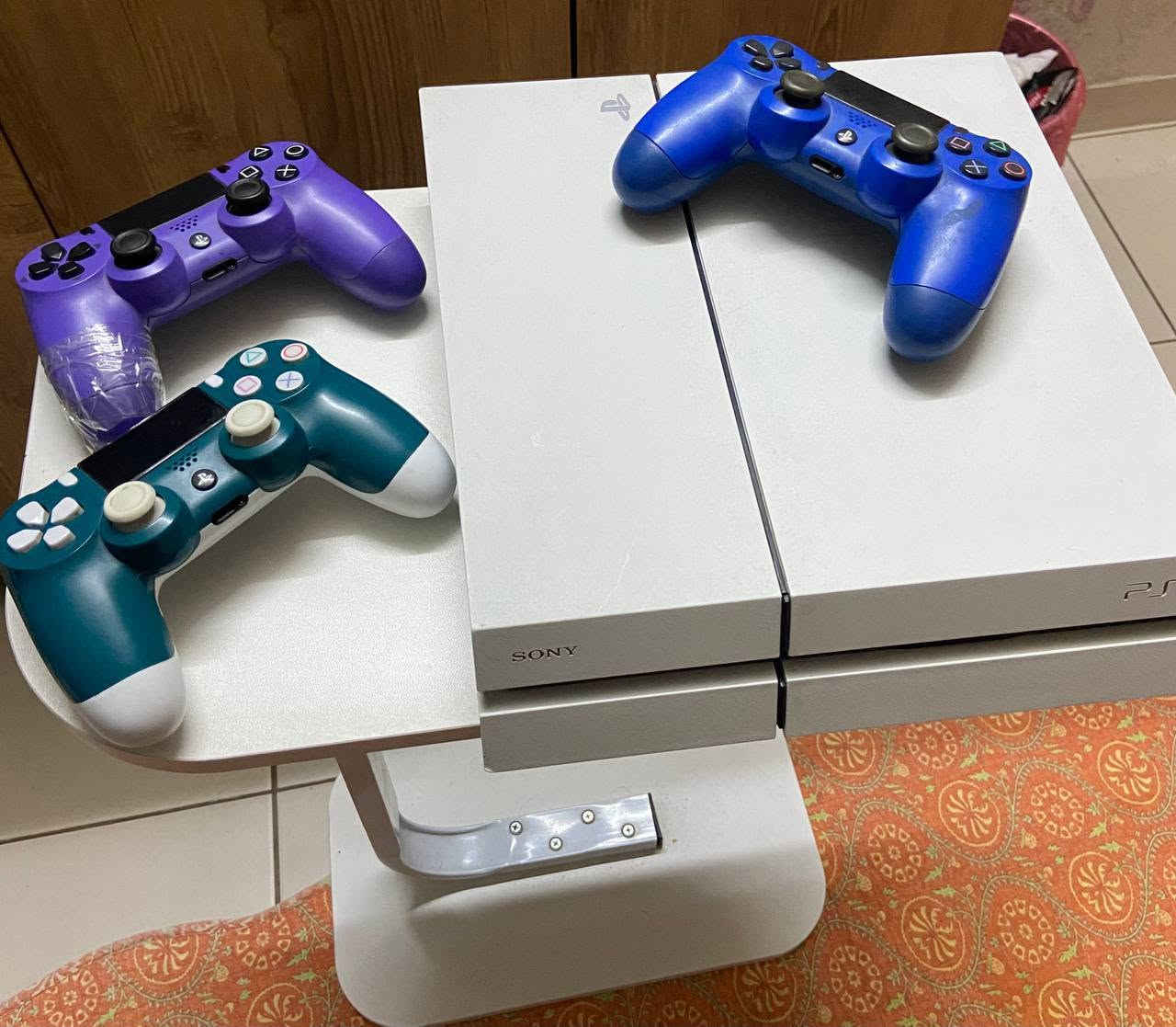 بلي ستيشن فور ps 4 fat
مستعمل ٤ اشهر قليل وياه ٣ يدات وحده اصليه ووحده ما تشتغل يعني ثنين شغالات المساحه ٧٠٠ 
نضيف جدا مابي اي ضرر / وياه قرص mortal Kombat XL قرص جديد ما مستعمل 
السعر 2015 وموجود حساب بي ٢٣ لعبة تنزلهن
مثل بيس ٢١ واكثر من ٢٠ لعبه بس السعر وي الحساب يصير 230 للاستفسار 9647762401876 
واتساب بغداد بسماية

