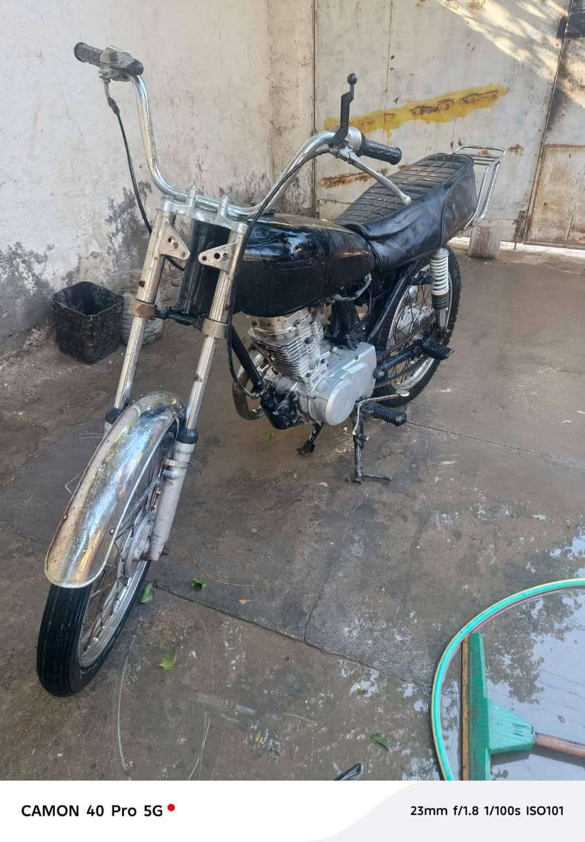 سلام عليكم شباب كلك كلك اكرر كلك لبيع دراجه تجي وشوفه بعينك نضيفه محرك قبل شهر جفته بستم ورنكات السعر 400 وبيه مجال لطيبين عنوان 5 ميل رقم ***********
