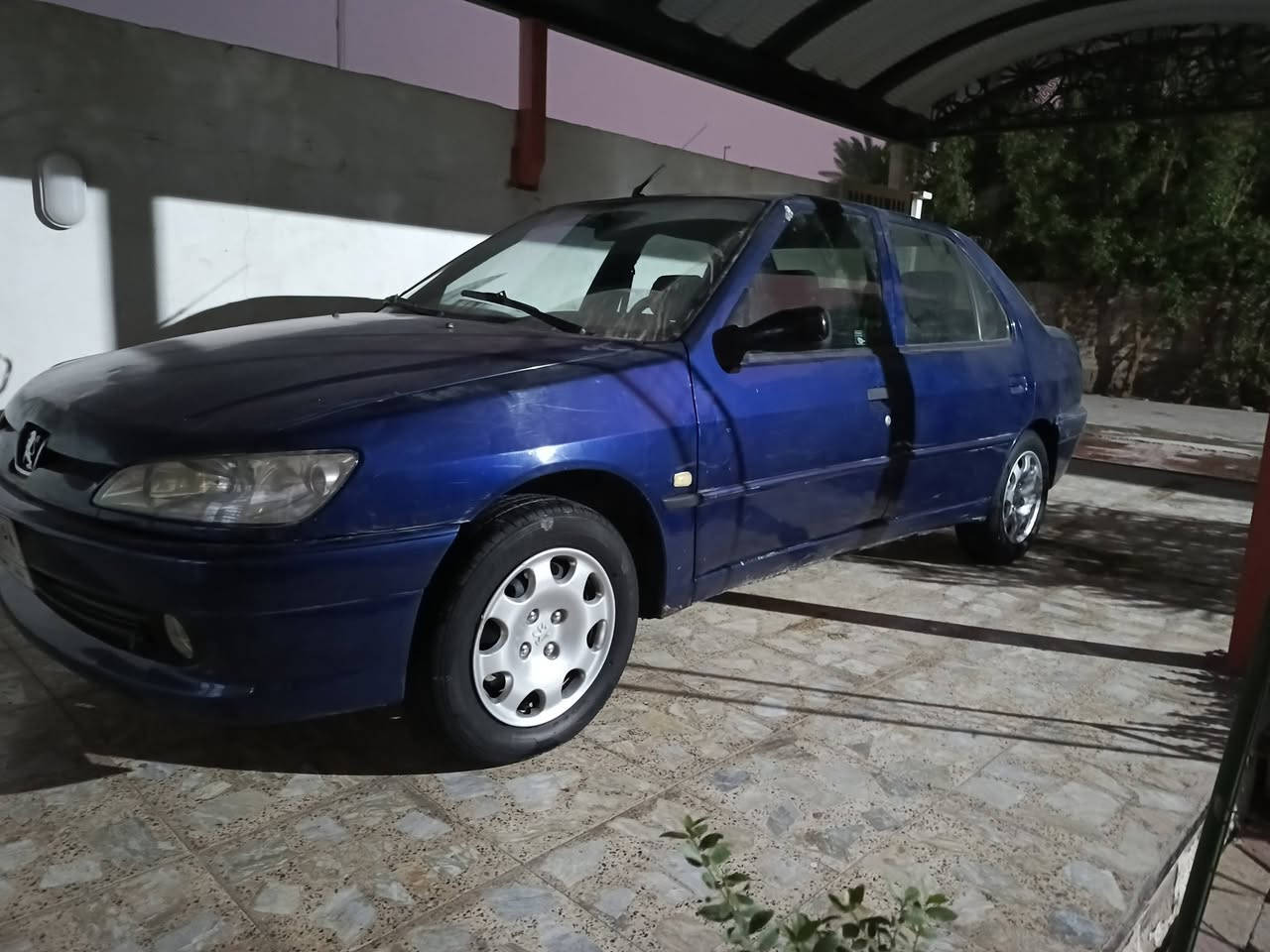 السلام عليكم بيجو 2002 سيارة محرك كير جديد صدر جديد سياره فقط جراد بنيد و صندوق  دواخل جداد تخم تاير سعر 50 وبي مجال العنوان بغداد جرف النداف ترايك وين متريد سيارة مال جني ***********
