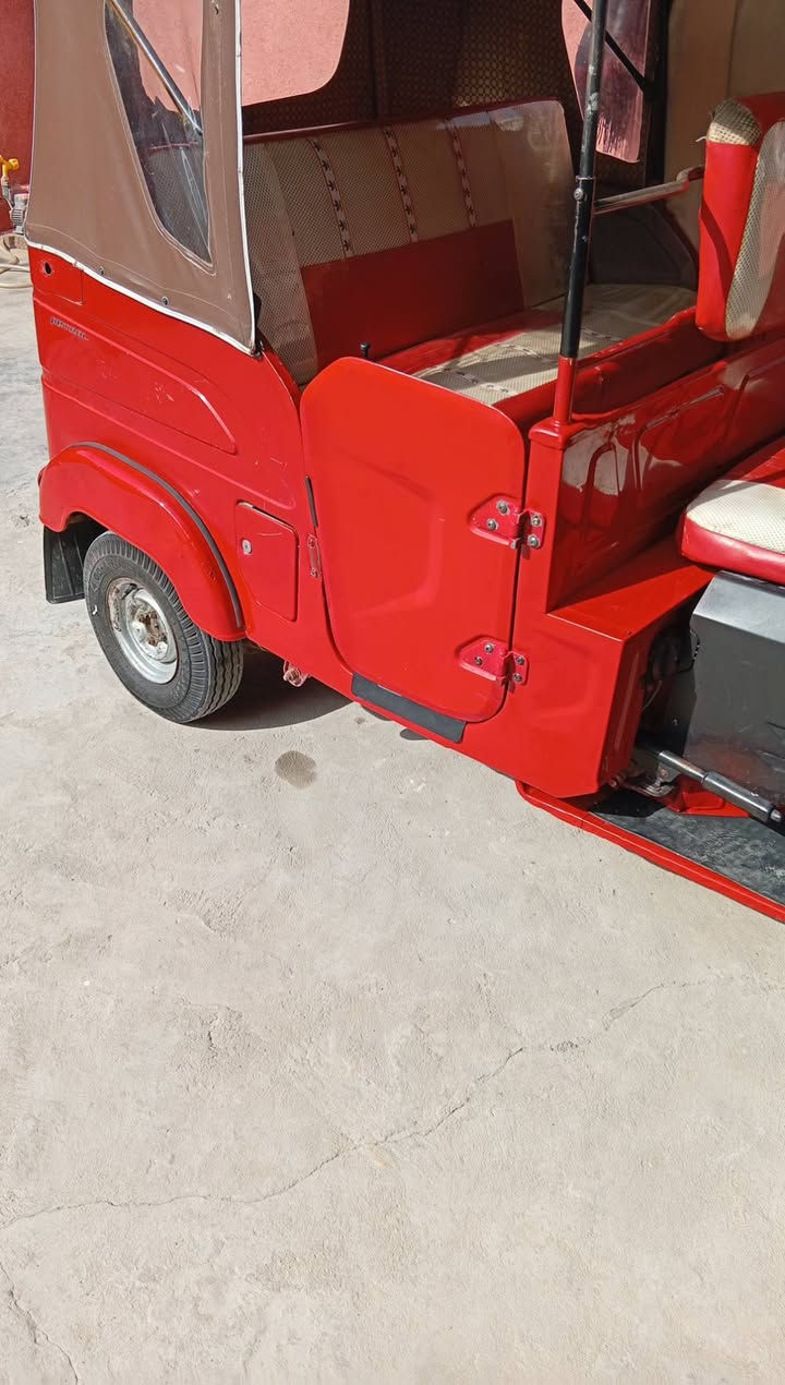 تكتك للبيع موديل 21 معمره رقم وسنويه المكان جسر ديالى
***********
