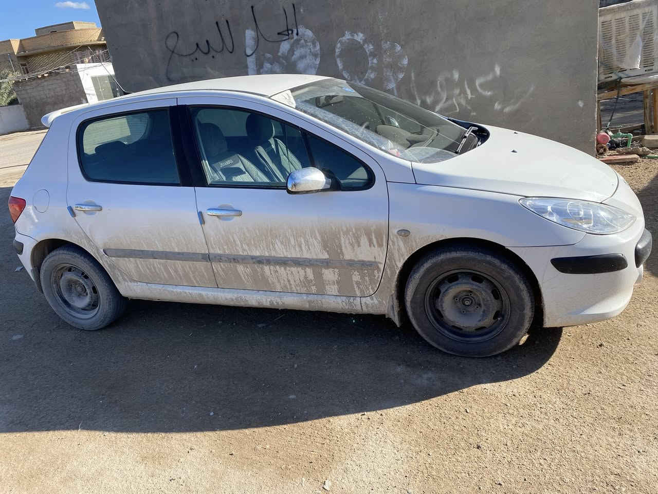السلام عليكم بيجو فرنسي مديل 2006 
السياره نضيفة وجديده جاهزه من كلشي 
كير محرك جدد تبريد جديد دواخل نضيفة 
شرط المداور سنوية نافذه هاي السنه مشروع وطني حداديه كامله السعر 58 وبيها مجال للشراي اعتذر عن المراوس والاقساط او المده مكاني النجف كوفة (***********)

