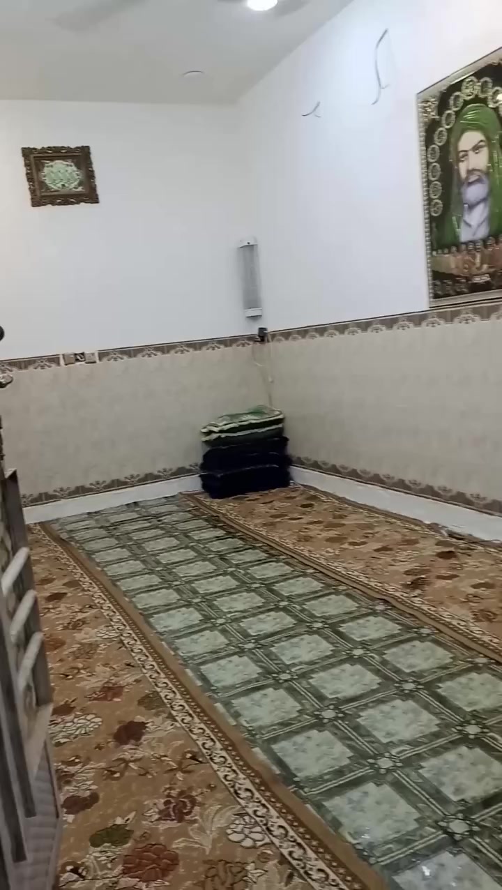 السلام عليكم بيت للبيع رئاسه العبيدي نهايه شارع ام البنين مقابل حسينيه اهل البيت المساحه 130 متر طابق ونصف الطابق الأول كما موضح بالفيديو والطابق الثاني صاله وغرفه وستاير البيت كامله ماء كهرباء ومجاري سبيس  تبيلط جاي يشتغلون بي البيت كامل مكمل ومحجر الدرج كامل وسعر مناسب لاستفسار ***********  واتساب موجود
