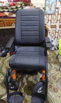 كرسي كهربائي • مستخدم قليل • نقص بطاريات وشاحن