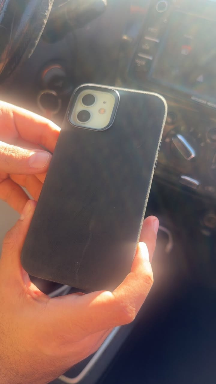 ايفون ١٢ عادي الشاشة  مفطورة  شوية الفيس ايدي موشغال وبطاريتة ٧٢ رايدة ٢٠٠ مكاني الاعظمية
***********
