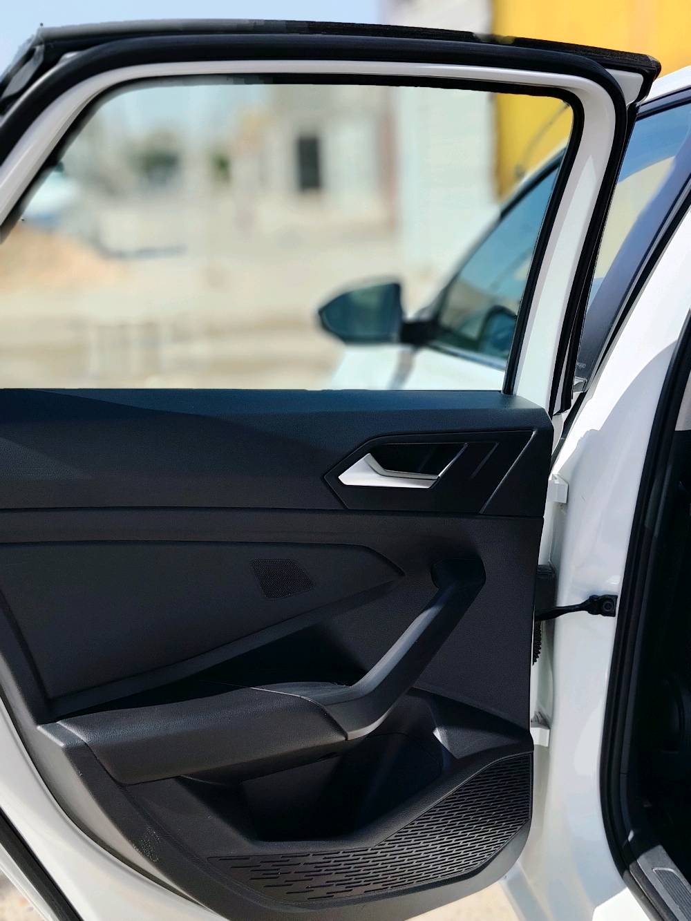 سلام عليكم 🚗 للبيع – Volkswagen Jetta 2021 – لون أبيض لؤلؤي 🚗
متوفر للبيع سيارة فولكس فاجن جيتا موديل 2021، لون أبيض، بحالة ممتازة جداً، استعمال شخصي ومن مالك واحد، محافظة عليها بشكل دقيق.
🔹 سنة الصنع: 2021
🔹 اللون: أبيض لؤلؤي
🔹 ناقل حركة: أوتوماتيك Tiptronic
🔹 نوع المحرك: 4 سلندر تيربو – اقتصادي وقوي بالأداء
🔹 نظام دفع أمامي
🔹 صرفية وقود ممتازة ومناسبة للاستخدام اليومي
المواصفات والتجهيزات:
✔ شاشة معلومات وترفيه تعمل باللمس
✔ نظام بلوتوث + USB + Apple CarPlay / Android Auto
✔ كاميرا خلفية مع حساسات
✔ مثبت سرعة
✔ تحكم بالمقود (ستيرن)
✔ نظام مانع انزلاق وثبات إلكتروني
✔ وسائد هوائية متعددة
✔ تكييف ممتاز جداً
✔ جنوط أصلية
✔ إطارات بحالة جيدة
السيارة خالية من الحوادث المؤثرة، شرط الفحص بالكامل، الهيكل والشاصي سليم.
لا تحتاج أي مصروف، جاهزة للاستخدام فوراً.
السعر قابل للتفاوض بالمعقول للجادين فقط.
للاستفسار والمعاينة يرجى التواصل على الخاص.