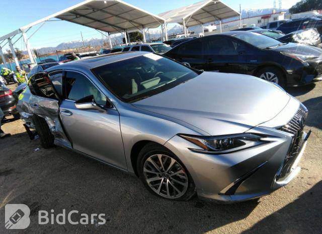 السلام عليكم لاكزز ES350 2022 واد امريكي  محرك سته سلندر بانزين فول الحادث موضح بل صور السياره ماشيه 47الف ميل رقم اربيل تحويل ثاني يوم ***********
