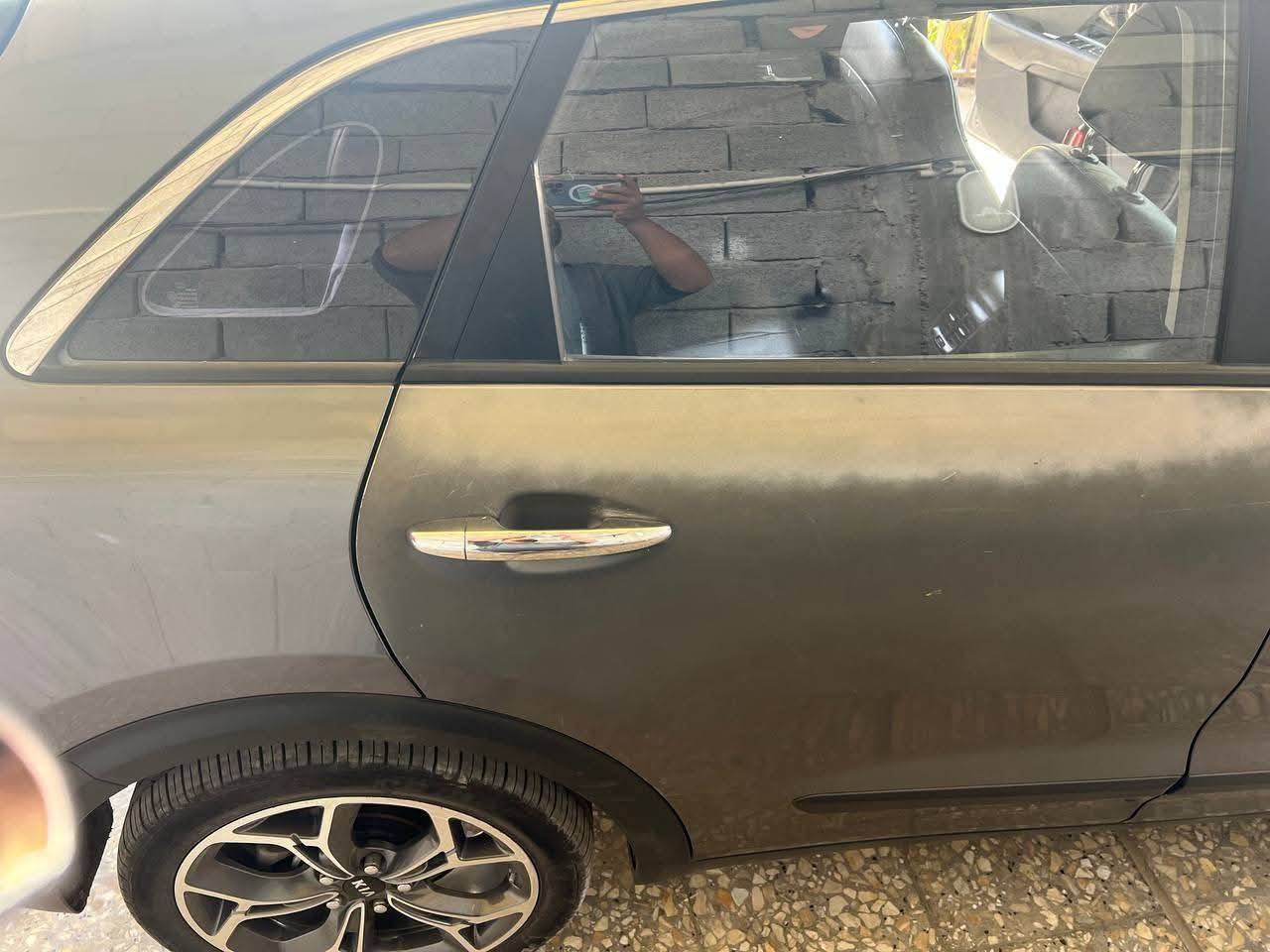 سلام عليكم
كيه نيرو 2018 خليجي 
سيارة جديدة بس مجرد جراد بسيط بل باب الخلفي  
دخل اسود
حساسات 
كامرة وشاشة
مري شفط 
سيارة بسمي 
مكاني بغداد شعلة 
سعرة ١٥٠ $
للاستفسار  ***********
