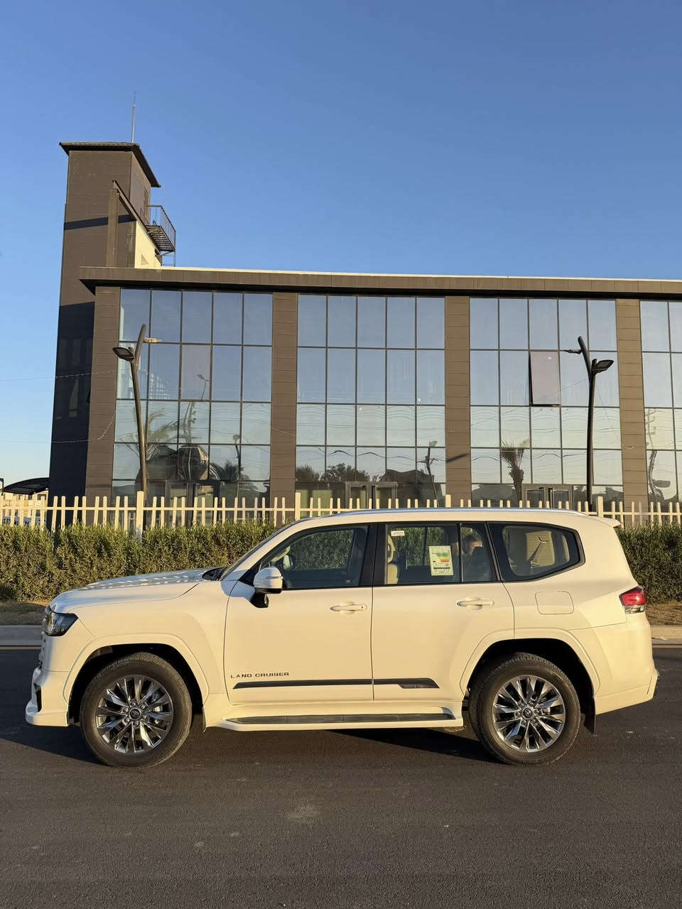 سلام عليكم

لاندكروز 2024 gxr ابيض زيرو

سعرها 685 ورقة

السيارة زيرو كفالة عامة  
وكالة جيهان

رقم اربيل  

مااشيه 16 حقيقي زيرو

مكينة 6سلندر ٤٠٠٠ تنفس طبيعي

مواصفات :

بصمة 

تشغيل عن بعد 

5 بصمات ابواب

باب خلفي كهربائي 

كراسي اثنين كهربائي 

كشنات جلد بيجي 

تدفئة تبريد كشنات 

شاشة لمس

3 شاشات ايباد تطبيق

تحكم ستيرن جهتين 

طفايه 

ثلاجه 

فتحه 

شاحن لاسلكي

هاند بريك بصمة

حساس امامي خلفي 

المري شفط 

تحكم كهربائي بالمري 

وبعد بي هواي مواصفات بالسيارة 

السعر 68500$ وبيها مجال
يعني 685 ورقة

بسيط 
 

العنوان/  بغداد الكرخ

للتواصل ***********
