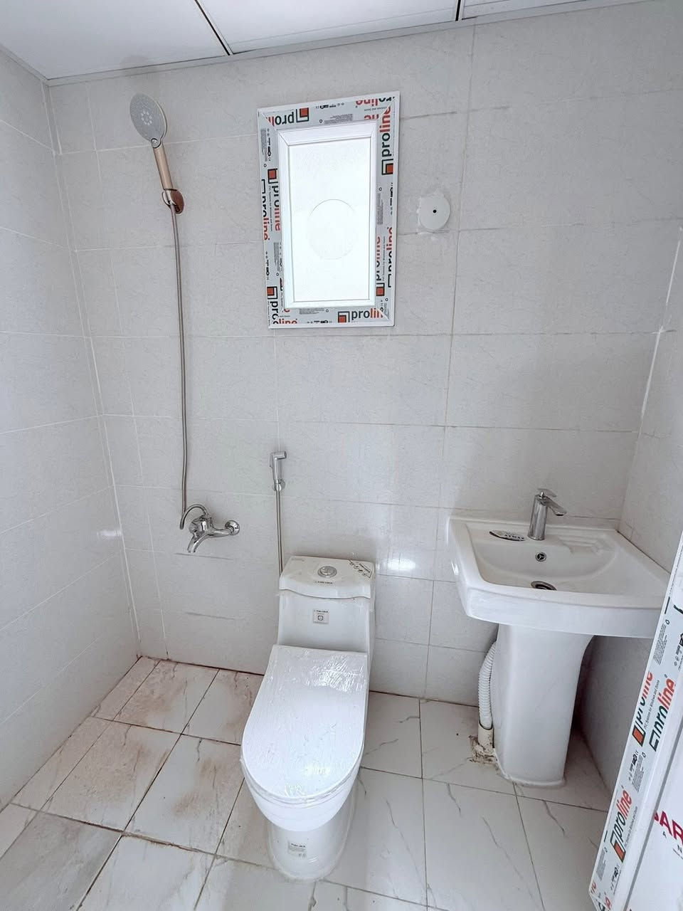 دار للايجار في مجمع قريه الغدير الثانيه 
مساحة 150متر طابقين بيت جديد وجاهز للسكن مع اضافه كتائب + ماطور ماء
للتواصل
***********
