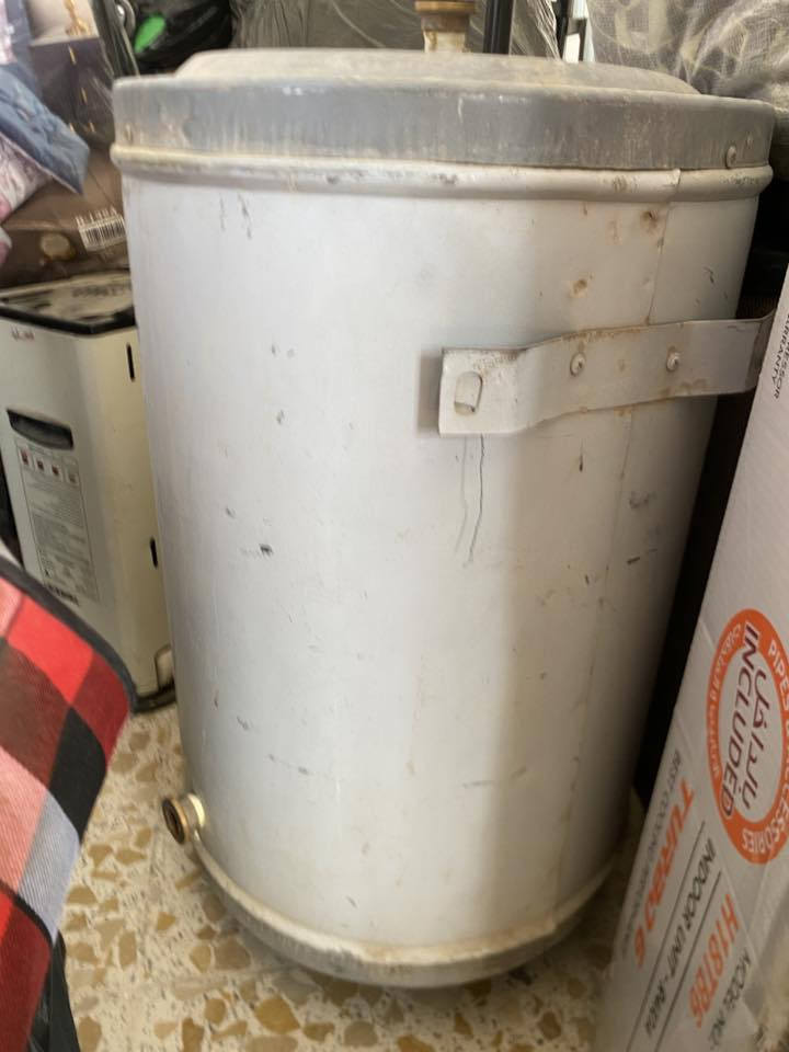 للبيع سخان + مفرغه صاروخيه شغالات شرط الفحص مكاني حي الصمود
السخان ٤٠ 
الصاروخيه ٢٠
***********
