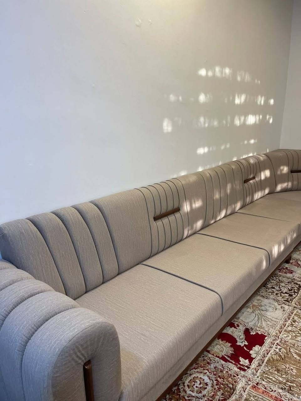 🔥 عرض خاص ب ٤٠٠الف فقط والتوصيل مجاني 
✨ يابلاش يابلاش… ٤٠٠ ألف فقط ✨
🛋️ ديوان كامل (10 مقاعد)
تعلن نجارة ودوشمة تبارك الرحمٰن  عن توفير أجمل وأحدث الموديلات
بألوان مميزة وحسب طلب الزبون 👌
🔹 يتكون الديوان من:
▪️ 5 قطع
▪️ 10 مقاعد مريحة
▪️ قياسات خاصة حسب المساحة والطلب
📌 مواصفات العمل:
✔️ خشب جام روسي قوي ومتين وبلوك ١٦ ملم ركم 💪
✔️ سفنج ضغط عالي مميز (راحة في الجلوس)
✔️ قماش تركي 🇹🇷 عالي الجودة
🎁 عرض خاص:مع كل طلب هدايه مميزه 
  💫4 كوشات هدية و طبله انيقه الشكل 
🚛توصيل مجاني داخل الفلوجه 
🚚 توصيل إلى جميع انحاء الفلوجه🇮🇶 بأسعار مناسبه 
💰 السعر: ٤٠٠ الف 
📲 للحجز والاستفسار: مراسلة الصفحة أو واتساب
*********** _*********** _***********
