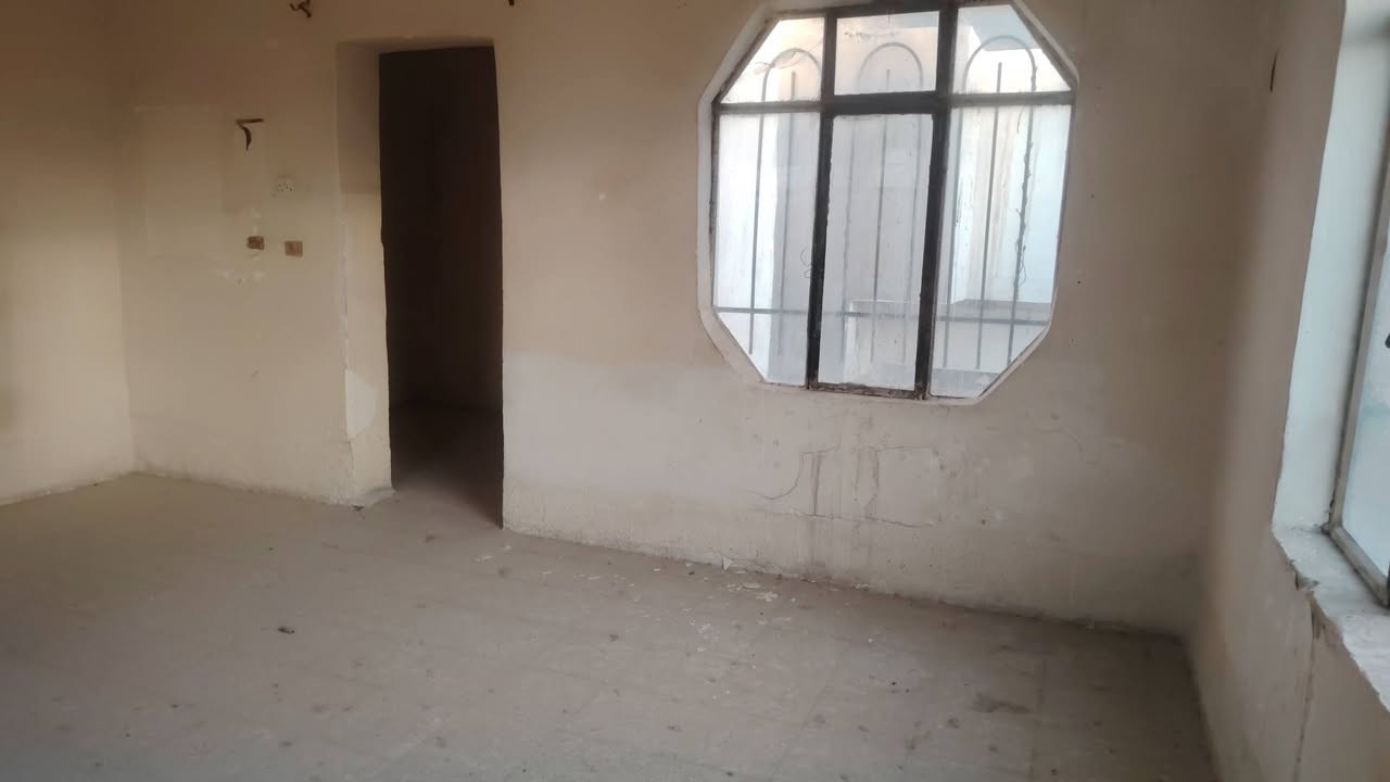 بيت الى البيع مطبخ + استقبال + 5 غرف مساحه 300 متر طابو صرف في حي الضباط التحرير قرب الفلكه الثالثه لتواصل معنا ***********
 ***********
