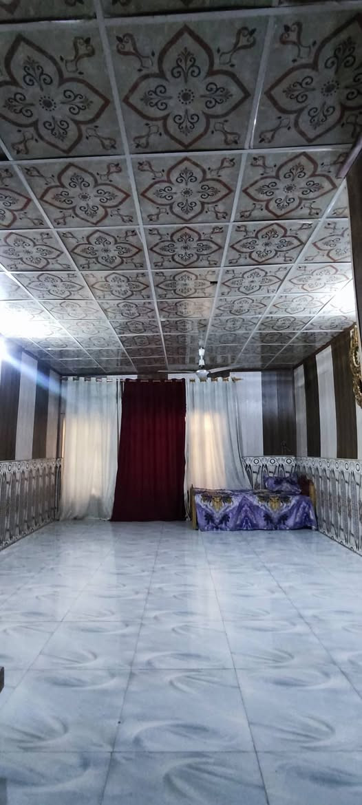 السلام عليكم
بيت طابو صرف
المساحه 240
نوع البناء عگاده 
الطابق الاول
أستقبال
صاله
غرفتين
مطبخ
مجمع صحيات خارجي
كراج سياره
حديقه
الطابق الثاني يحتوي على غرفتين 
الموقع : قرب السفينه شوارع الصب
***********
