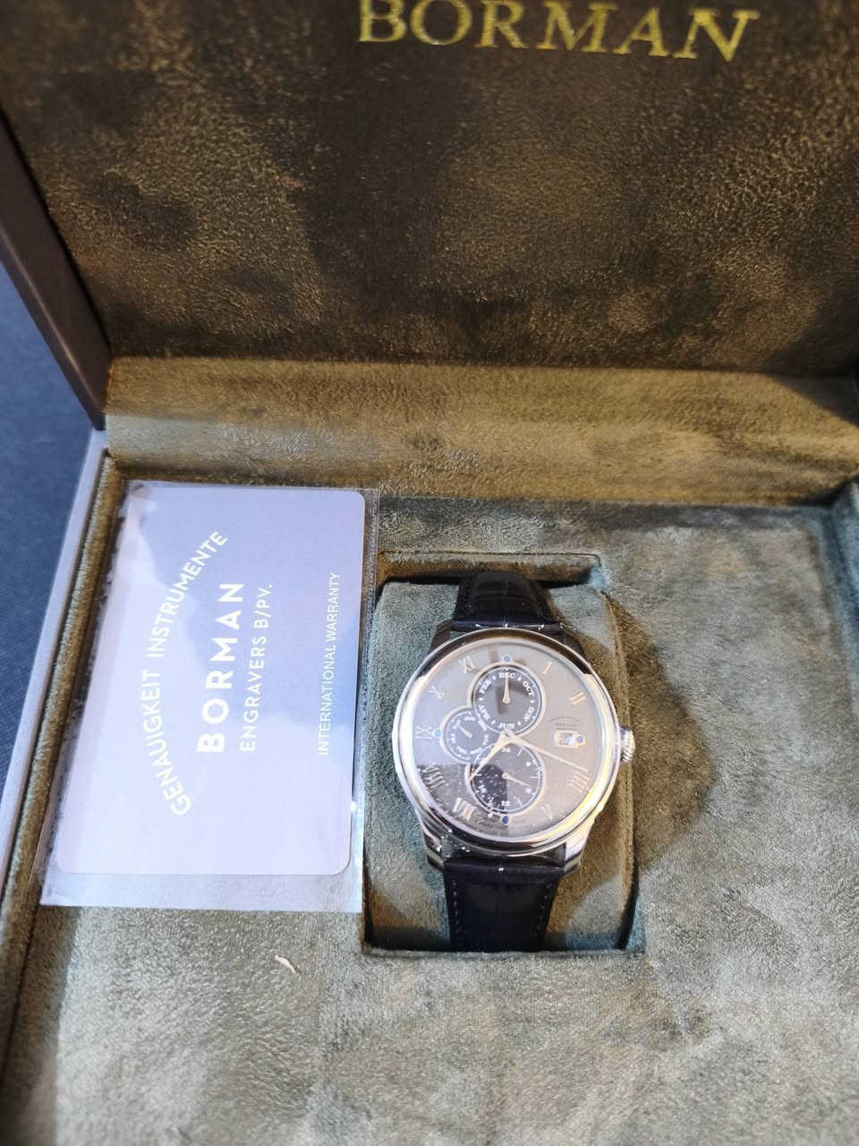 تبدو هذه الساعة كإصدار من ساعة بورمان (Borman) الميكانيكية الأوتوماتيكية المخصصة للرجال، وتحديداً الموديل الذي يحمل الرمز BM18011. 
تتميز هذه الساعة بتصميم كلاسيكي فاخر يجمع بين عدة وظائف في قرص واحد، وإليك أبرز مواصفاتها:
المواصفات التقنية
نوع الحركة: ميكانيكية أوتوماتيكية (Automatic Self-Wind).
الوظائف المتعددة: يتضمن قرص الساعة عرضاً للتاريخ (نافذة صغيرة عند الساعة 3)، واليوم، والشهر، بالإضافة إلى مؤشر لتعاقب الليل والنهار أو نظام الـ 24 ساعة.
المواد: تأتي عادة بهيكل من الفولاذ المقاوم للصدأ (316L Stainless Steel) وزجاج من الياقوت الكريستالي المقاوم للخدش.
السوار: حزام من الجلد الطبيعي الفاخر بنقشة التمساح.
مقاومة الماء: مقاومة للماء حتى عمق 50 متراً (5 بار)، مما يجعلها مناسبة للاستخدام اليومي والسباحة الخفيفة. 
التصميم
تعتمد الساعة تصميماً ريترو (Retro) بلمسة عصرية، حيث تظهر الأرقام الرومانية على القرص، اعلى سعر ابيع


**إذا كنت صاحب هذا الإعلان وتريد حذفه لأي سبب، رجاءا أرسل رسالة إلى الدعم الفني**