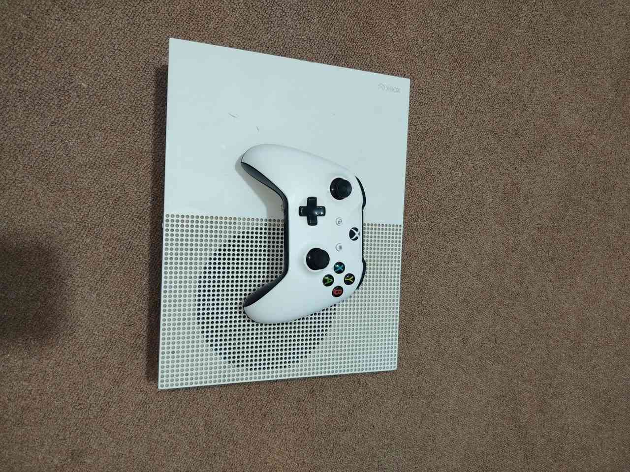 السلام عليكم Xbox S One للبيع أو مرواس ب بلي 4
مواصفات عالية :
1 مساحة 1تيرا 
2 دقة 1080
3 ألعاب حصريات مميزة
4 جويستك شاحن و سلكي
الملحقات:
1 وصلة كيبل HD
2 وصلة شاحن جويستك
3 هدية سماعات سلكية 

المكان العراق محافظة بابل 
للتواصل عالصفحة الخاصة أو على الرقم
***********
