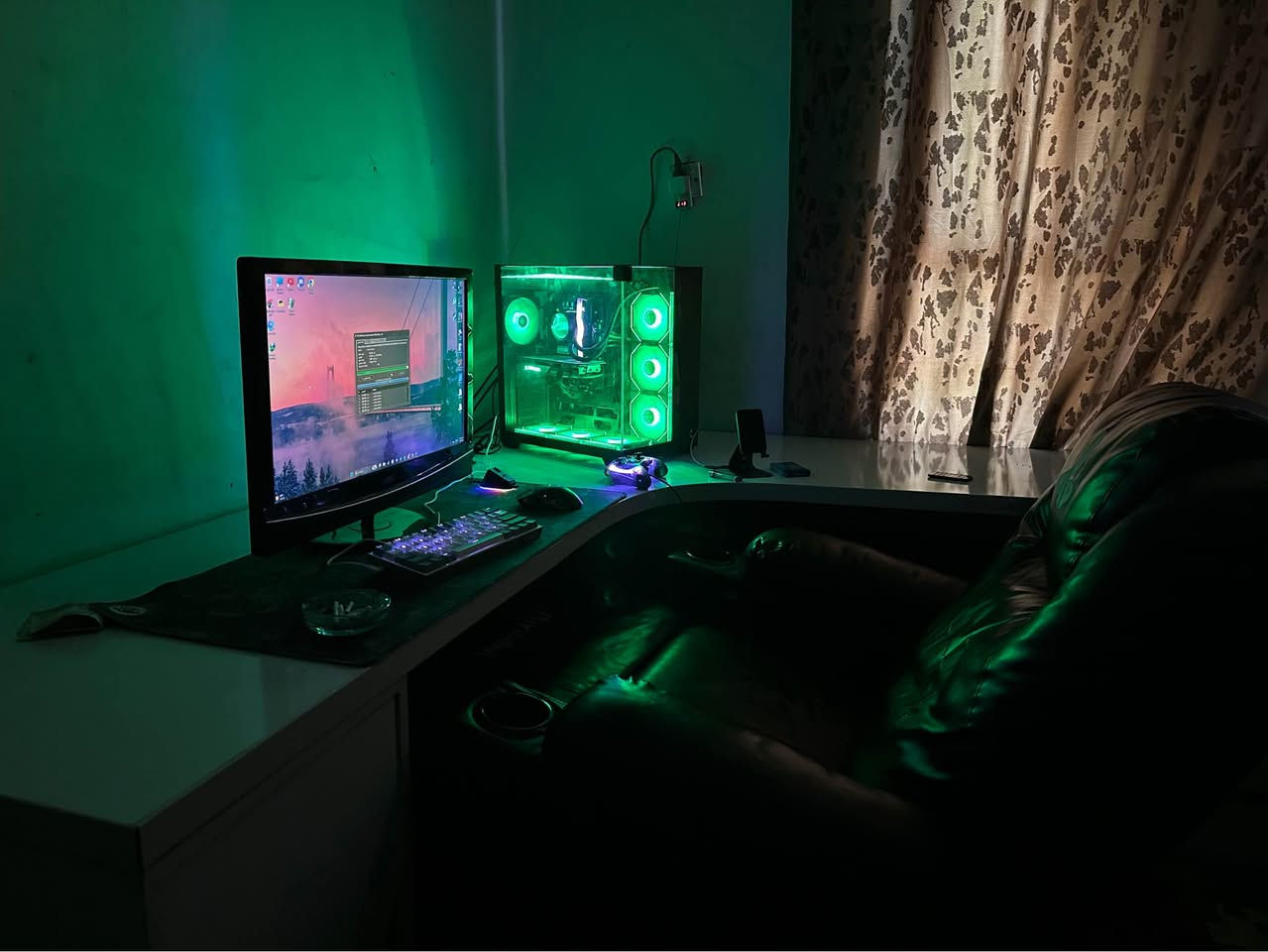 للبيع – تجميعة Gaming / Streaming قوية جدًا 🔥

🖥️ مواصفات الحاسبة:

* Intel Core i5 14F
* كارت شاشة RTX 4070 SUPER 12GB
* Motherboard ASUS B760 PRO
* RAM 16GB
* SSD 1TB
* تبريد DeepCool
* كيس Large Black
* 7 Fans RGB

🎮 الملحقات:

* Keyboard Mechanical White
* Mouse Attack Shark Black
* Mouse Pad
* Headphone Gaming
* RGB Cooler
* GameSir Controller

🪑 الأثاث والإضافات:

* ميز خشب 5 جرار + خانة كبيرة
* كرسي Gaming / PlayStation حجم كبير
* إمالة وراحة لحد 190 درجة
* إسفنج طبي مريح جدًا
* مسند للقدم

✨ التجميعة مرتبة وجاهزة للشغل والألعاب الثقيلة والبث بدون أي مشاكل.
✨ مناسبة لـ PUBG / Warzone / GTA / مونتاج وبث مباش بغداد, العراق


**إذا كنت صاحب هذا الإعلان وتريد حذفه لأي سبب، رجاءا أرسل رسالة إلى الدعم الفني**
