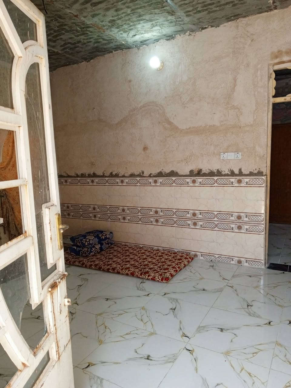 ياالله دار للبيع النجف الاشرف شارع المطار القديم غرب أسواق الأمير المساحه 70 متر مربع يحتوي على غرفه وصاله ومطبخ وحمام داخل وخارج كاشي سيراميك ارضيات نواقص بيه بسيطه السعر 14مليون مع المجال للاستفسار الاتصال او المراسله ***********
