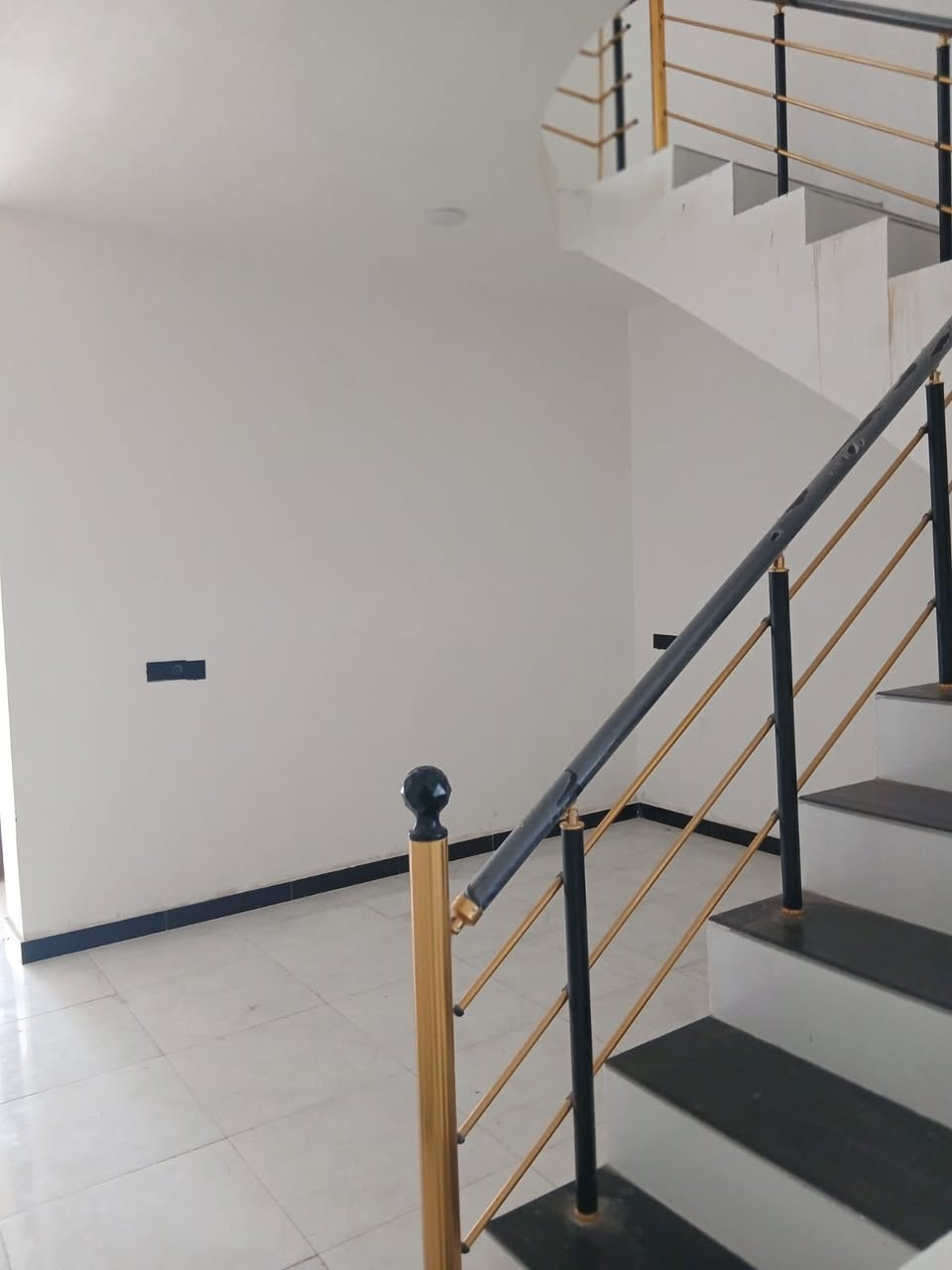 🏛 يعلن مكتب صباح الزاملي للعقار 🏛

للبيع مشتمل في واسط الخاجيه الجرحى

🎀طابق واحد غرفة وهول ومطبخ وستقبال صحيات داخليه وخارجيه  وستاره وبيتونه

♦️مساحة 100م
♦️واجه 5 م
♦️النزال 20 م
♦️موقع مميز بناء 2026 
♦️السعر 75 وقابل للتفاوض 

------------------------
#لـــمـــزيـــد مـــن الــــعـــروض يـــرجـــى الاعـــجـــاب بالـــصـــفـــحـــة لـــيـــصـــلـــك كـــل جـــديـــد&
======================
#لـــمـــن يـــرغـــب فـــي عـــرض عـــقـــاره لـــلـــبـــيـــع فــي الـــبــيــج يـــرجـــى الــتــواصــل مــعــنــا ع الــخــاص 

#عنوان
#المـــكـــتـــب
الطشاش قرب جامع الإمام الحسن العسكري
🏛 مكتب صباح الزاملي للعقار 🏛
------------------------------------------
لـــلاســــتـــفـــســـار الاتـــصـــال عـــلـــى :
📱📱📲📲
***********
