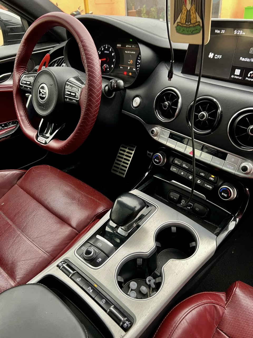 السلام عليكم
ستنگر للبيع موديل 2018 G2 اعلى فئه 
السياره فول مواصفات 
محرك 6 توين تيربو 
حجم 3.3 
رقم بغداد 
مواصفات / GT 2 معروفه اعلى فئه 1/1
ماشيه 77 
ما متواجد ع فيس 
التواصل 
***********
